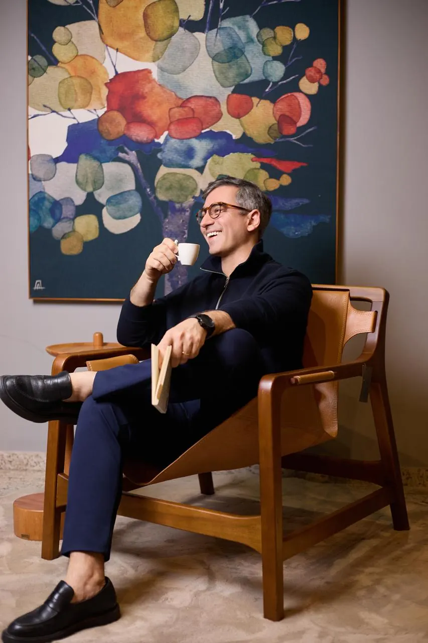 Dr. Fredson Guilherme sentado em uma poltrona, sorrindo